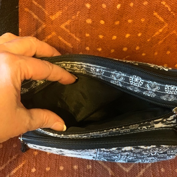 Adorable crossbody, lightweight, great shape, perfect for summer! - Picture 3 of 5